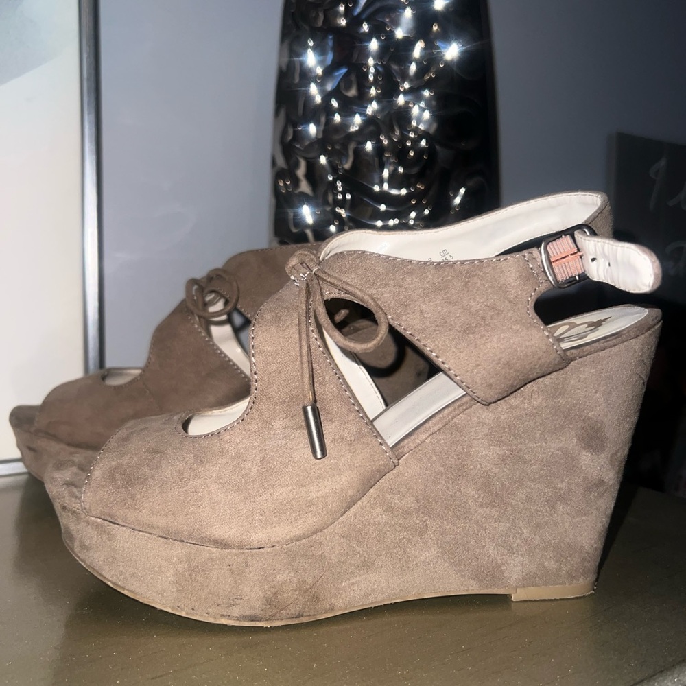 Elegant Tan Wedge Sandals